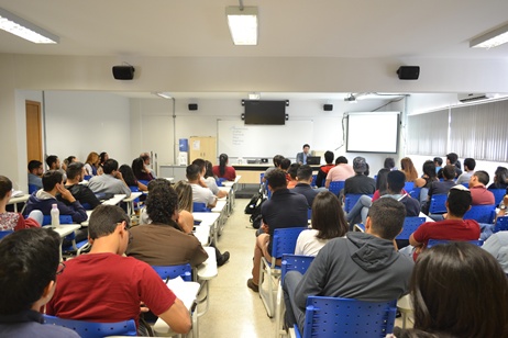 Participantes acompanham a palestra do engenheiro Ulysses Sena